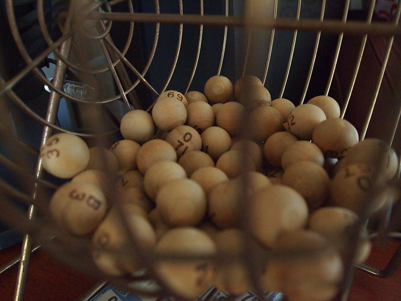 Bolillero tradicional con bolillas de bingo