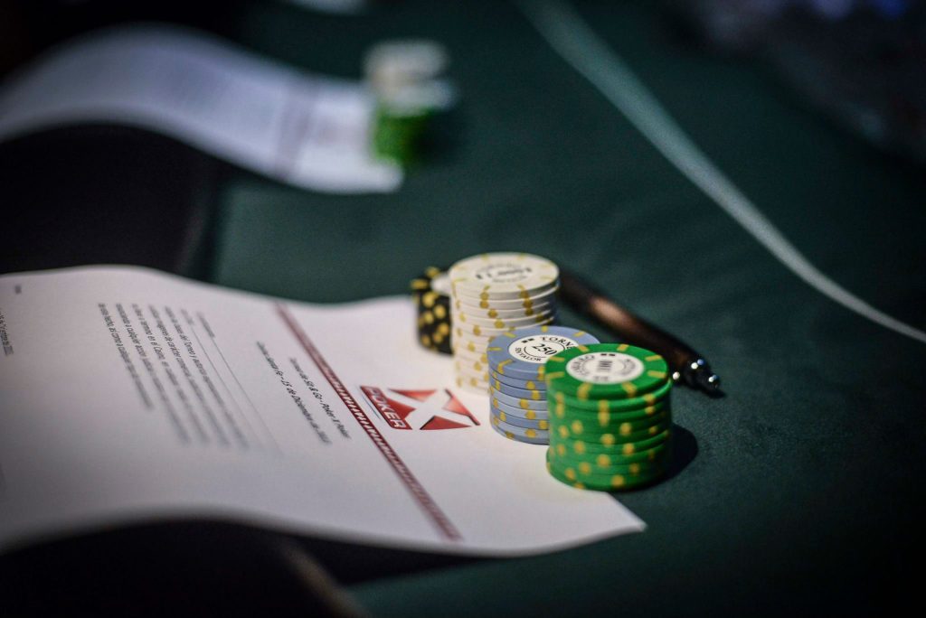 Fichas de Póker sobre las reglas del torneo X Poker en el Casino de Santa Fe