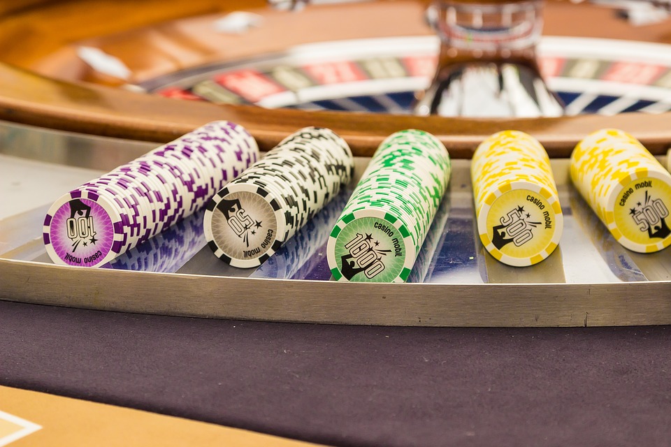 Fichas de casino violetas, negras, verdes y amarillas