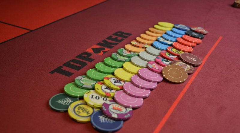 Fichas de póker de varios colores