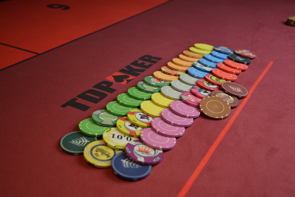 Fichas de póker de varios colores