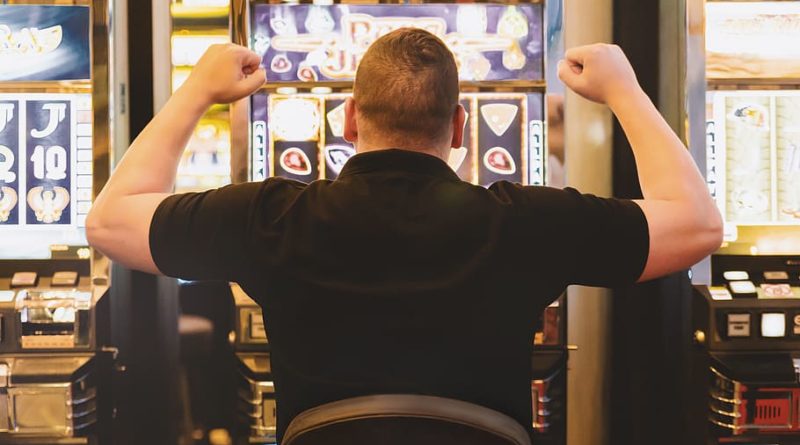 Hombre festejando su triunfo en las tragamonedas