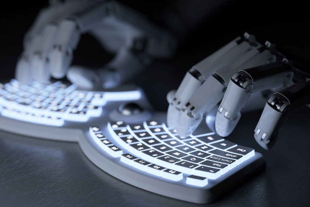 Manos robóticas sobre teclado iluminado