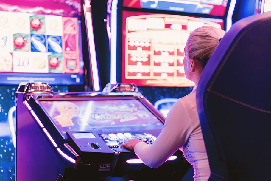 Mujer concentrada jugando a las tragamonedas