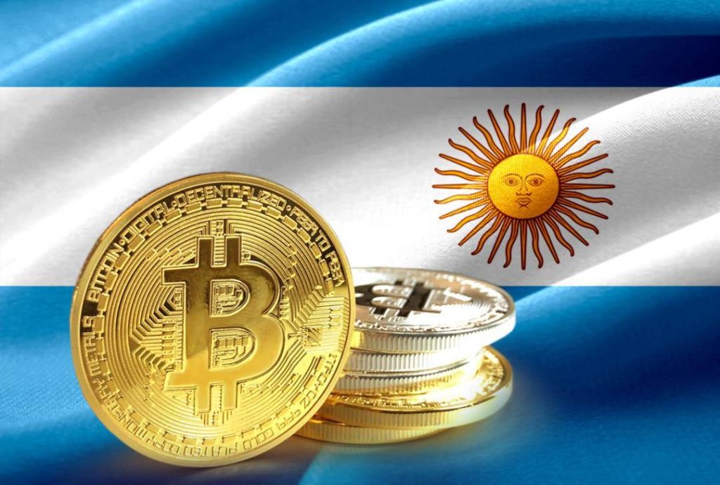 Pila de monedas de Bitcoin con la Bandera Argentina de fondo