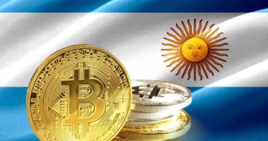 Pila de monedas de Bitcoin con la Bandera Argentina de fondo
