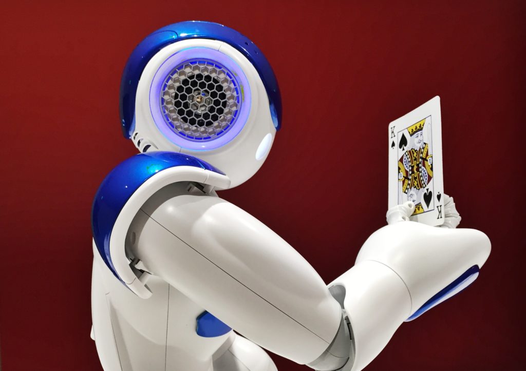 Robot con Rey de Picas en la mano