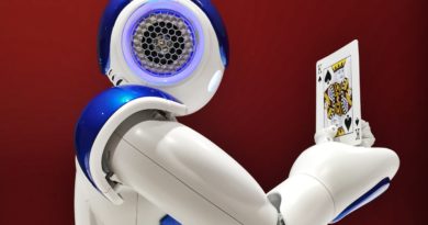 Robot con Rey de Picas en la mano