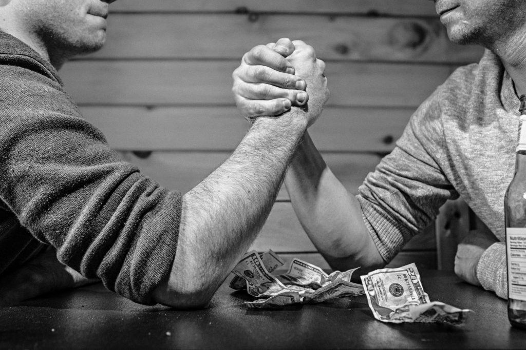 Hombres realizando una apuesta en un bar