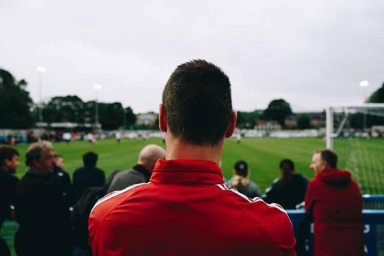 Hombre mirando partido de fútbol